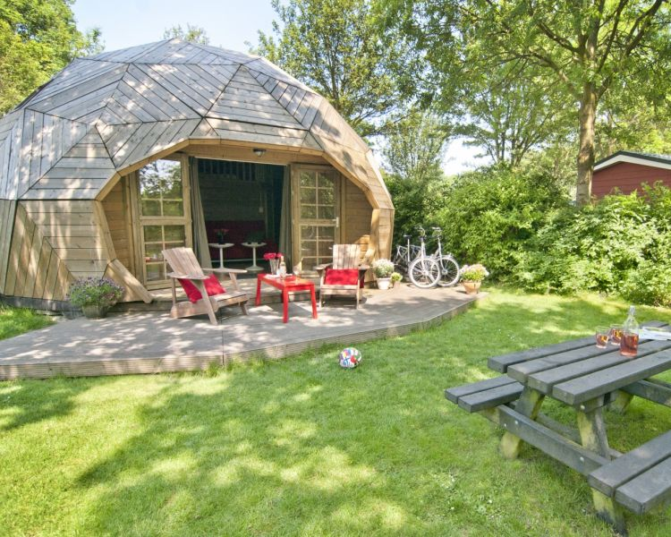 Een van onze houten accommodaties, gebouwd in onze werkplaats in Stroe